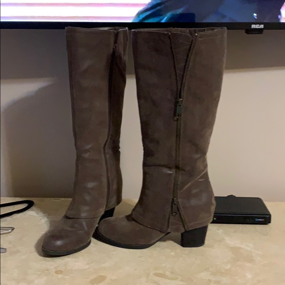 Size 8 brown boots.